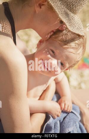 Nahaufnahme von Reife Frau mit Sohn auf dem Schoß, Lopar, Insel Rab, Kroatien Stockfoto