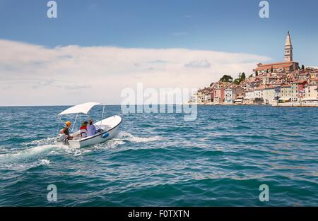 Familie mit zwei Kindern im Motorboot, Rovinj, Halbinsel Istrien, Kroatien Stockfoto