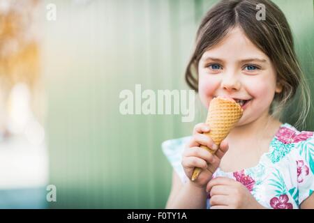 Porträt des jungen Mädchens essen Eis Stockfoto