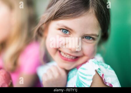 Junges Mädchen in die Kamera Lächeln Stockfoto