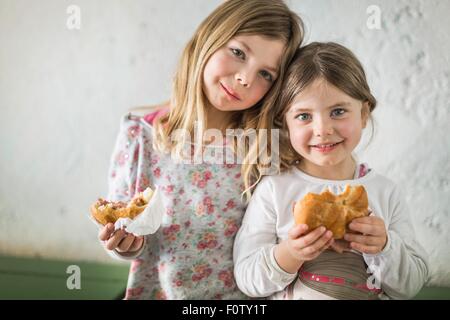 Zwei junge Mädchen essen herzhaft roll Stockfoto