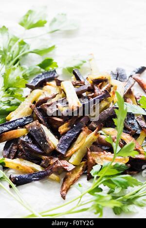 Bunte Pommes Frites mit Petersilie, Nahaufnahme Stockfoto