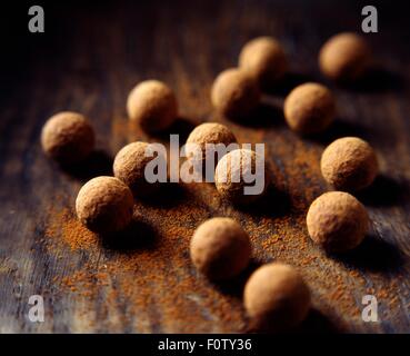 Schokoladentrüffel mit Kakaopulver bestäubt Stockfoto