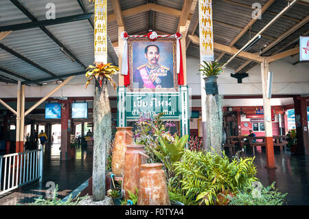 Porträt von König Rama V am Bahnhof von Chiang Mai, Nordthailand Stockfoto