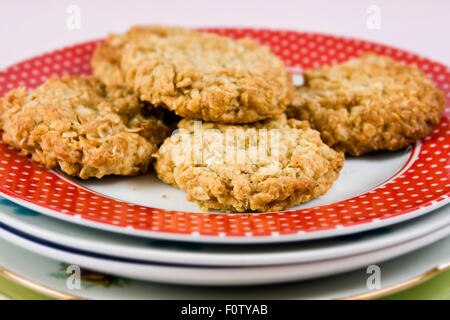 Hausgemachtes Hafer Cookies auf Haufen von Platten Stockfoto