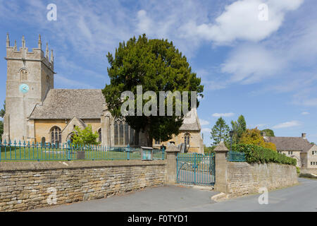 St James Church in der attraktiven Cotswold Cottages im Dorf Longborough, Gloucestershire, England, UK Stockfoto