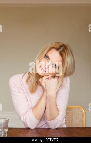 Porträt von Mitte Erwachsene Frau mit schönen Hände auf Wange Stockfoto