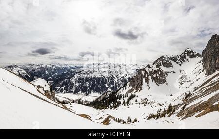 Schneebedeckte Range, Kellenspitze, Tannheimer Berge, Tirol, Österreich Stockfoto