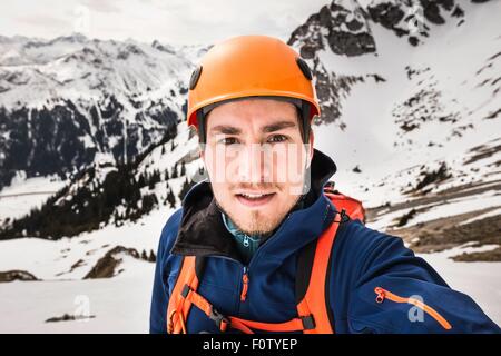 Porträt des jungen Mannes tragen Kletterhelm Stockfoto