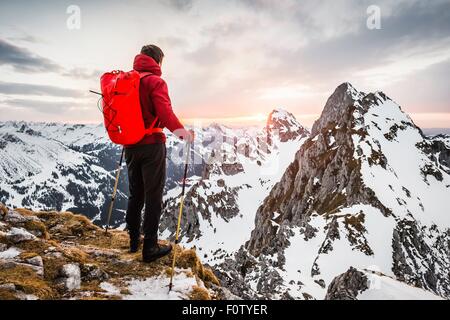 Rückansicht der Wanderer auf der Suche im Schnee bedeckt Bergkette, Kellenspitze, Tannheimer Berge, Tirol, Österreich Stockfoto