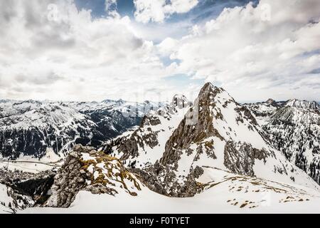 Schneebedeckte Berge, Kellenspitze, Tannheimer Berge, Tirol, Österreich Stockfoto