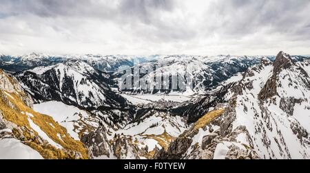 Schneebedeckte Range, Kellenspitze, Tannheimer Berge, Tirol, Österreich Stockfoto