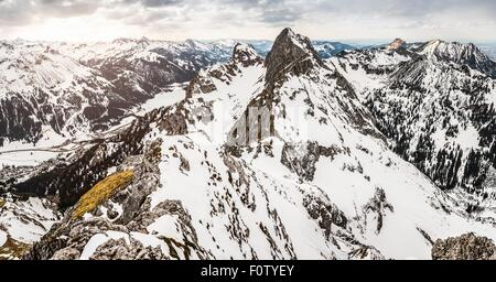 Schneebedeckte Range, Kellenspitze, Tannheimer Berge, Tirol, Österreich Stockfoto