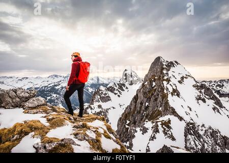 Rückansicht der Wanderer auf der Suche im Schnee bedeckt Bergkette, Kellenspitze, Tannheimer Berge, Tirol, Österreich Stockfoto