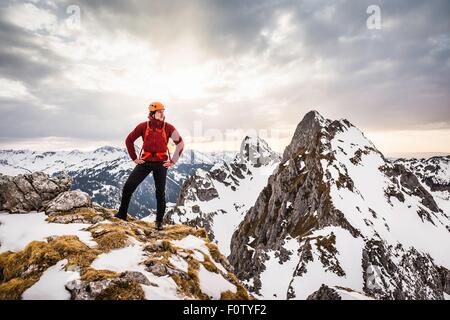 Junge Wanderer stehen auf Gebirge, wegsehen, Kellenspitze, Tannheimer Berge, Tirol, Österreich Stockfoto