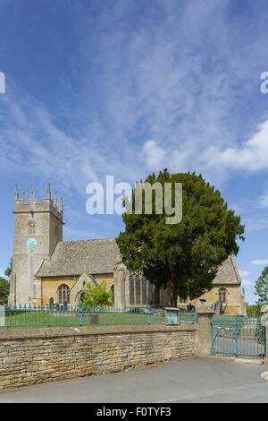St James Church in der attraktiven Cotswold Cottages im Dorf Longborough, Gloucestershire, England, UK Stockfoto