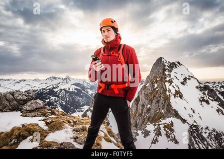 Wanderer mit Gps, Kellenspitze, Tannheimer Berge, Tirol, Österreich Stockfoto