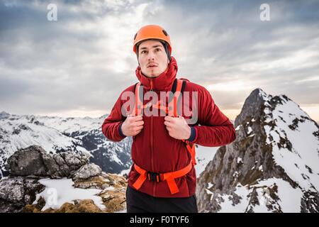 Wanderer mit Helm auf Berge, Kellenspitze, Tannheim, Tirol, Österreich Stockfoto