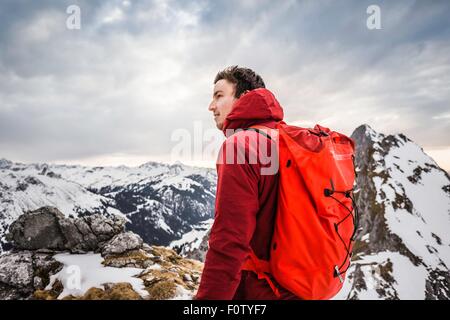 Wanderer auf der Suche im Schnee bedeckt Bergkette, Kellenspitze, Tannheimer Berge, Tirol, Österreich Stockfoto