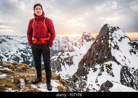 Wanderer mit Händen in den Taschen, Kellenspitze, Tannheimer Berge, Tirol, Österreich Stockfoto