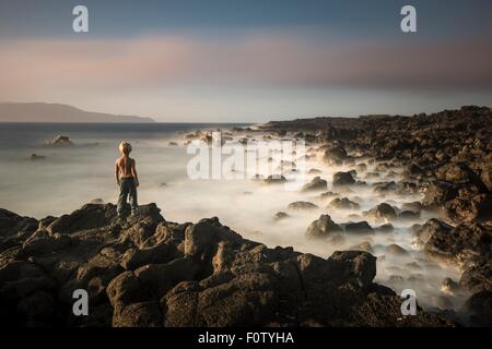 Junge am Rand der Klippe, Madalena, Pico, Azoren, Portugal Stockfoto