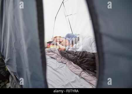 Mutter mit Kleinkind Sohn mit digital-Tablette im Zelt liegen Stockfoto