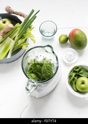 Mixer mit frischen grünen Früchten und Gemüse Stockfoto