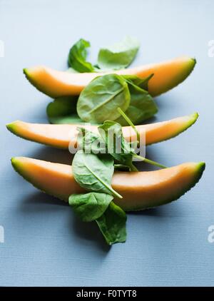 3 Scheiben frische Melone und Spinat Stockfoto