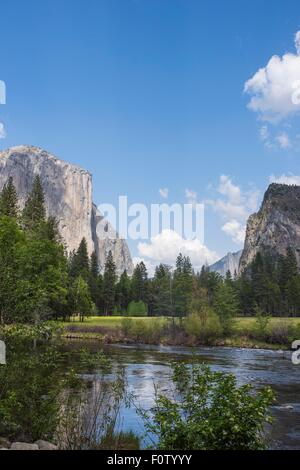 Blick auf See und Berge, Yosemite-Nationalpark, Kalifornien, USA Stockfoto