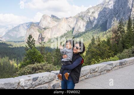 Reife Frau, die Enkelin, Yosemite-Nationalpark, Kalifornien, USA Stockfoto