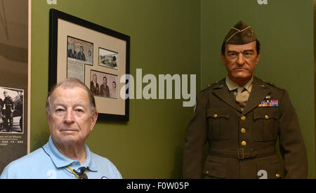 Monroe, USA. 16. Juli 2015. Flying Tigers Veteran j.v. Vinyard vor einem Wachs der Flying Tigers Kommandant Lieutenant General Claire Lee Chennault, auf Chennault Luft- und Militärmuseum in Monroe, Louisiana, USA, 16. Juli 2015 steht. Das Museum ist das einzige in den USA gewidmet Chennaults heldenhaften Taten und die Geschichte der "Flying Tigers", der Spitzname für American Volunteer Group, das Air Corps, die neben den Chinesen gegen die japanische Aggression während des zweiten Weltkriegs kämpfte. © Yin Bogu/Xinhua/Alamy Live-Nachrichten Stockfoto