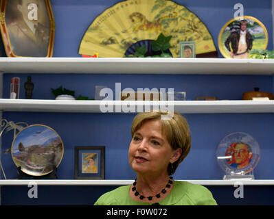 (150821)--MONROE, 21. August 2015 (Xinhua)--Nell Calloway, Chennault Luftfahrt und Militär Museumsdirektor und eine Enkelin des Flying Tigers Kommandant Lieutenant General Claire Lee Chennault, spricht in einem Interview mit Xinhua News Agency in Monroe, Louisiana, USA, 15. Juli 2015. Calloway ist der Direktor der Chennault Luftfahrt und Militär-Museum befindet sich im Monroe im US-Bundesstaat Louisiana. Das Museum ist das einzige seiner Art in den USA Stockfoto
