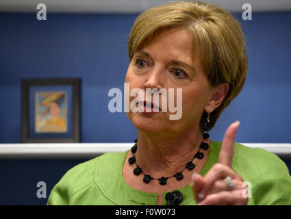 (150821)--MONROE, 21. August 2015 (Xinhua)--Nell Calloway, Chennault Luftfahrt und Militär Museumsdirektor und eine Enkelin des Flying Tigers Kommandant Lieutenant General Claire Lee Chennault, spricht in einem Interview mit Xinhua News Agency in Monroe, Louisiana, USA, 15. Juli 2015. Calloway ist der Direktor der Chennault Luftfahrt und Militär-Museum befindet sich im Monroe im US-Bundesstaat Louisiana. Das Museum ist das einzige seiner Art in den USA Stockfoto