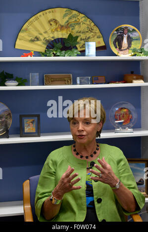 (150821)--MONROE, 21. August 2015 (Xinhua)--Nell Calloway, Chennault Luftfahrt und Militär Museumsdirektor und eine Enkelin des Flying Tigers Kommandant Lieutenant General Claire Lee Chennault, spricht in einem Interview mit Xinhua News Agency in Monroe, Louisiana, USA, 15. Juli 2015. Calloway ist der Direktor der Chennault Luftfahrt und Militär-Museum befindet sich im Monroe im US-Bundesstaat Louisiana. Das Museum ist das einzige seiner Art in den USA Stockfoto