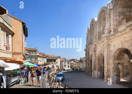 Geschäfte rund um das römische Amphitheater in Arles, Frankreich Stockfoto