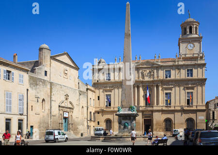 Das 4. Jahrhundert Obllisk außerhalb der Mairie in Place De La République in Arles, Frankreich Stockfoto