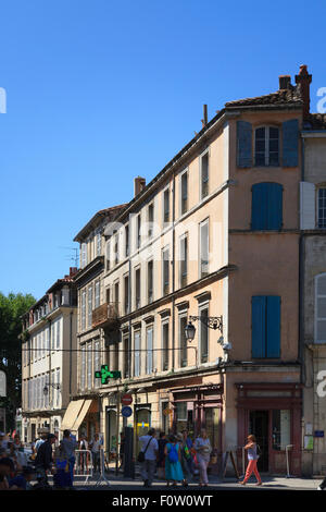 Straßen und Gebäude in der Innenstadt von Arles, Frankreich Stockfoto