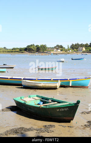 Ankern Boote am Ufer bei Ebbe in der Route du Passage Saint-Armel, Montsarrac, Sene, Morbihan, Bretagne, Frankreich Stockfoto