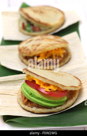 Arepas, venezolanische, kolumbianische Maisbrot sandwich Stockfoto
