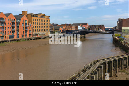 River Hull bei Ebbe mit Blick auf Skala Lane Drehbrücke flankiert von Gebäuden in der Nähe der Mündung. Stockfoto