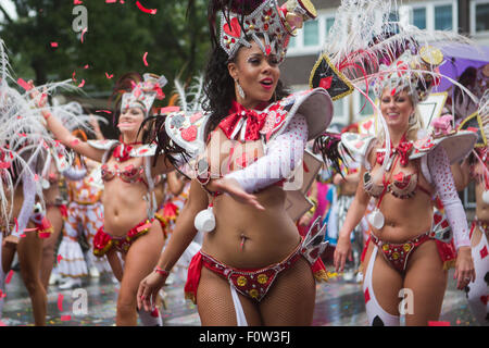 Tänzerin von Paraiso Schule der Samba in der Regen in Notting Hill Karneval 2014 Stockfoto