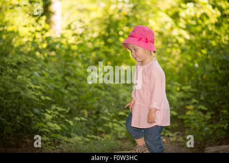 Kleines Mädchen in den Wald spielen 3-5 Jahre alt Stockfoto