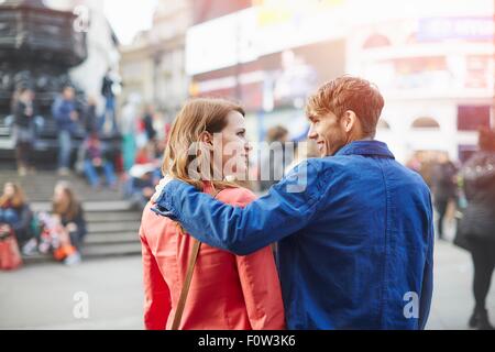 Touristen-paar ein Spaziergang am Piccadilly Circus, London, UK Stockfoto