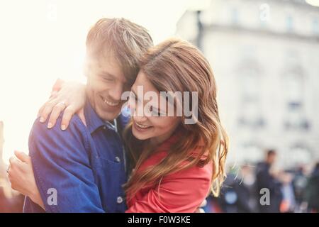 Paar, umarmen, auf Straße, London, UK Stockfoto