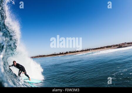 Nahaufnahme der Ozeanwelle und Mitte erwachsenen Mannes Surfen, Carlsbad, Kalifornien, USA Stockfoto