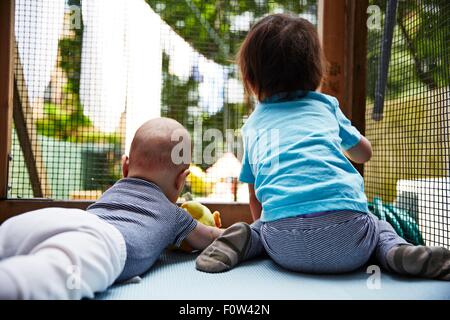 Brüder spielen im Laufstall Stockfoto