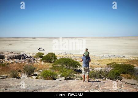 Vater und Sohn genießen Aussicht, Kubu Island, Makgadikgadi Pan, Botswana, Afrika Stockfoto