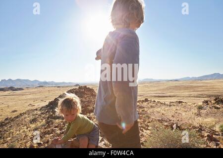 Jungs spielen in der Wüste, Walvis Bay, Namib-Naukluft-Nationalpark, Namibia Stockfoto