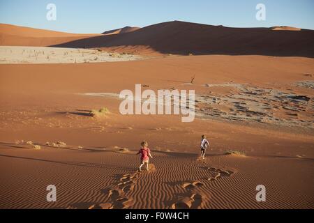 Jungs gehen auf Sand Dune, Namib Naukluft National Park, Namib Wüste, Sossusvlei, Dead Vlei, Afrika Stockfoto