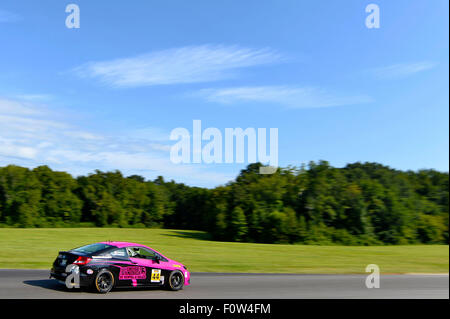 Alton, VA, USA. 21. August 2015. Alton, VA - 21. August 2015: The Continental Tire Sports Car Challenge Team von Sarah Cattaneo und Owen Trinkler zu ergreifen, um die Strecke in den #44 Reifen Cruise America/Thor Motorcoach Honda Civic Si auf dem Festland für ein Übungsbeispiel für die Continental Tire Series auf dem Virginia International Raceway in Alton, VA. Bildnachweis: Csm/Alamy Live-Nachrichten Stockfoto